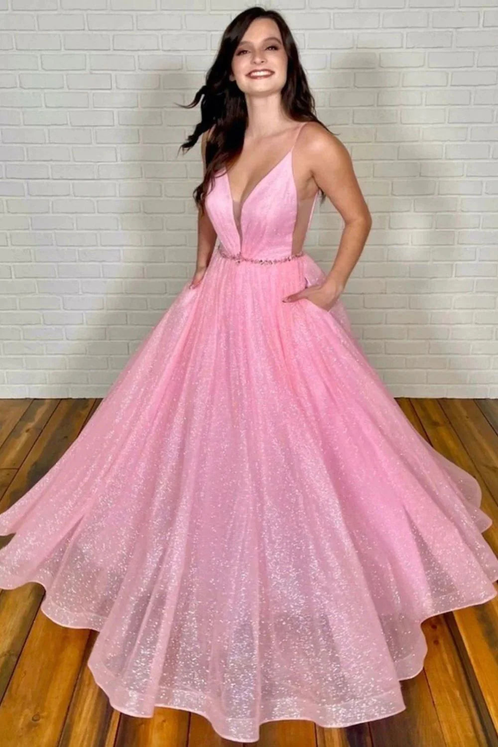 Hermoso vestido de fiesta largo rosa con escote en V profundo y línea A con cuentas
